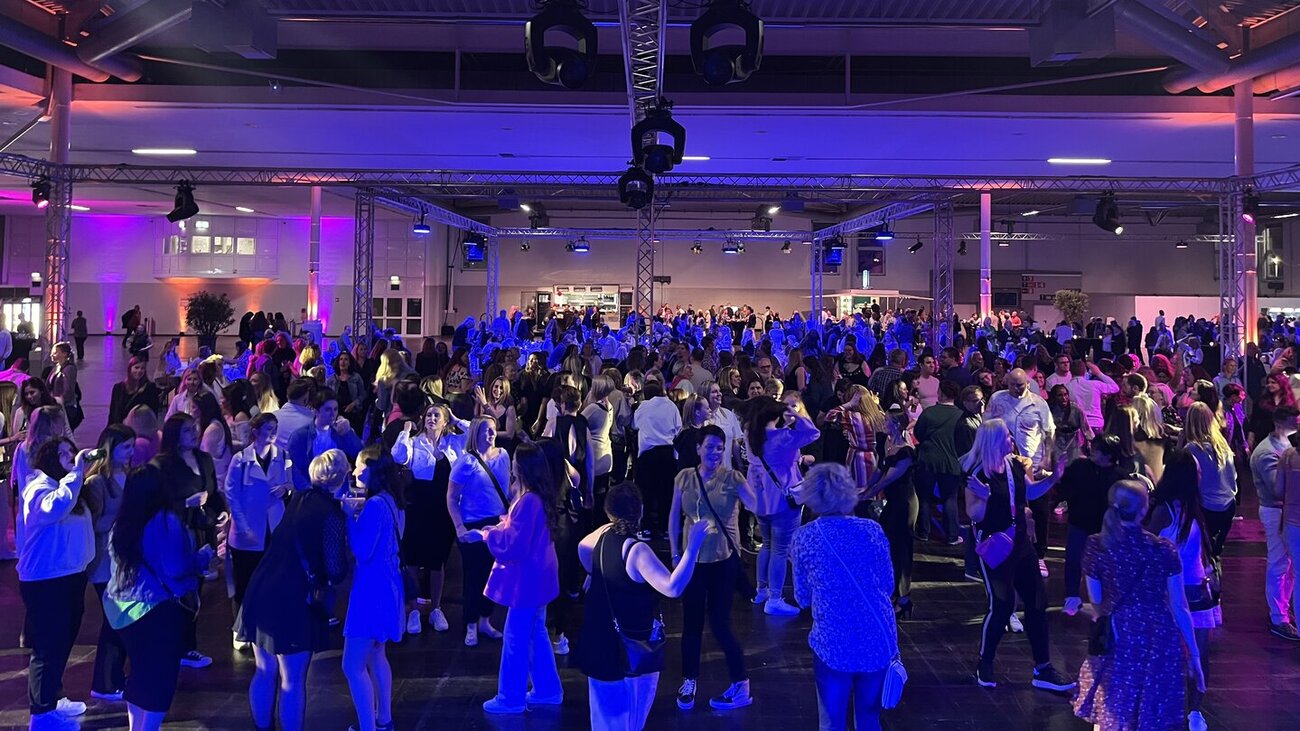 02.06.2023 Sommerfest des Klinikum Dortmund in Halle 7 der Messe Dortmund mit Tanzfläche und bunter Partybeleuchtung.