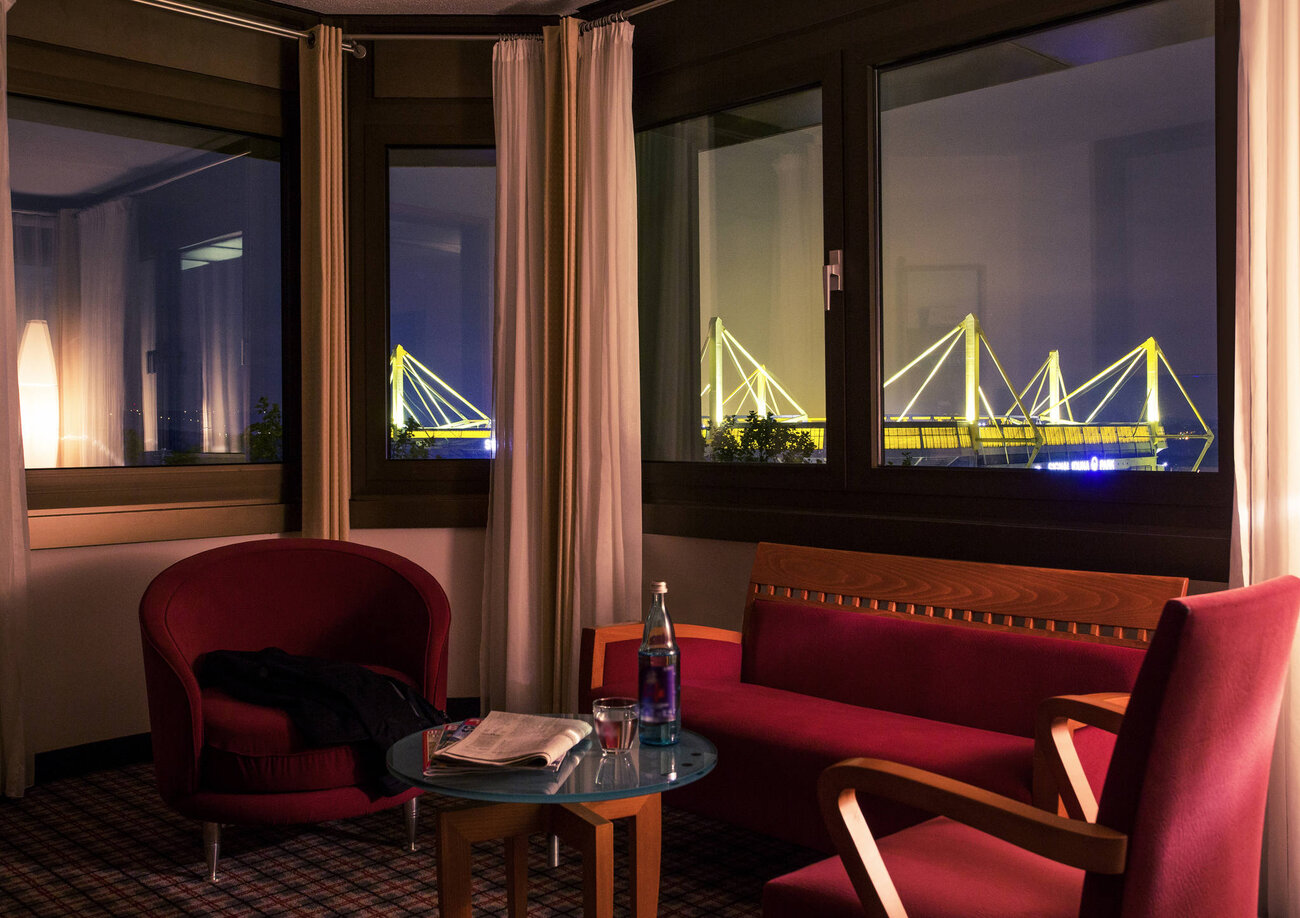Übernachtungen im Mercure Kongress Hotel Dortmund - Lounge mit Aussicht Westfalenstadion