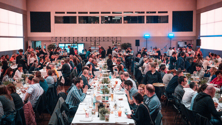 17.04.2024 Lämmerzahl-Betriebsfeier im festlich beleuchteten Goldsaal des Kongresszentrums Dortmund mit Bankettbestuhlung.