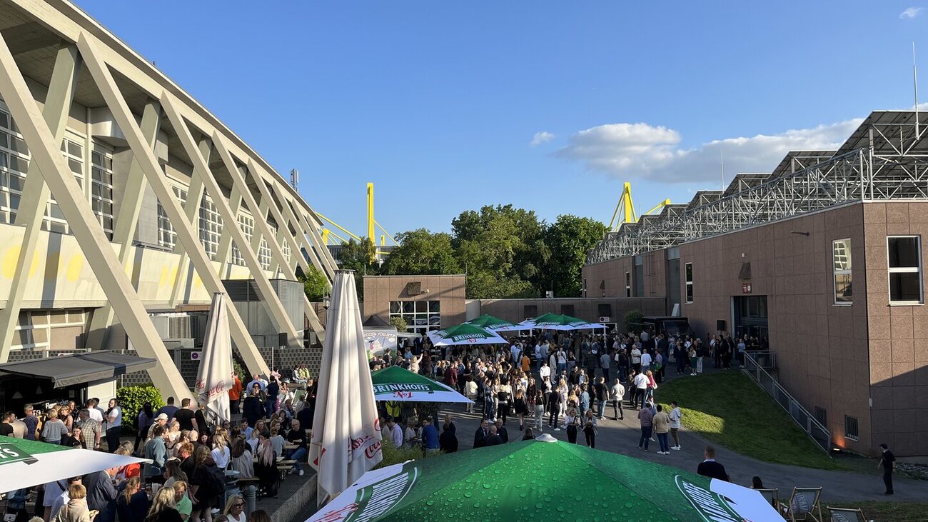 02.06.2023 Sommerfest des Klinikum Dortmund in Innenhof der Messe Dortmund mit Sonnenschirmen und Foodständen.