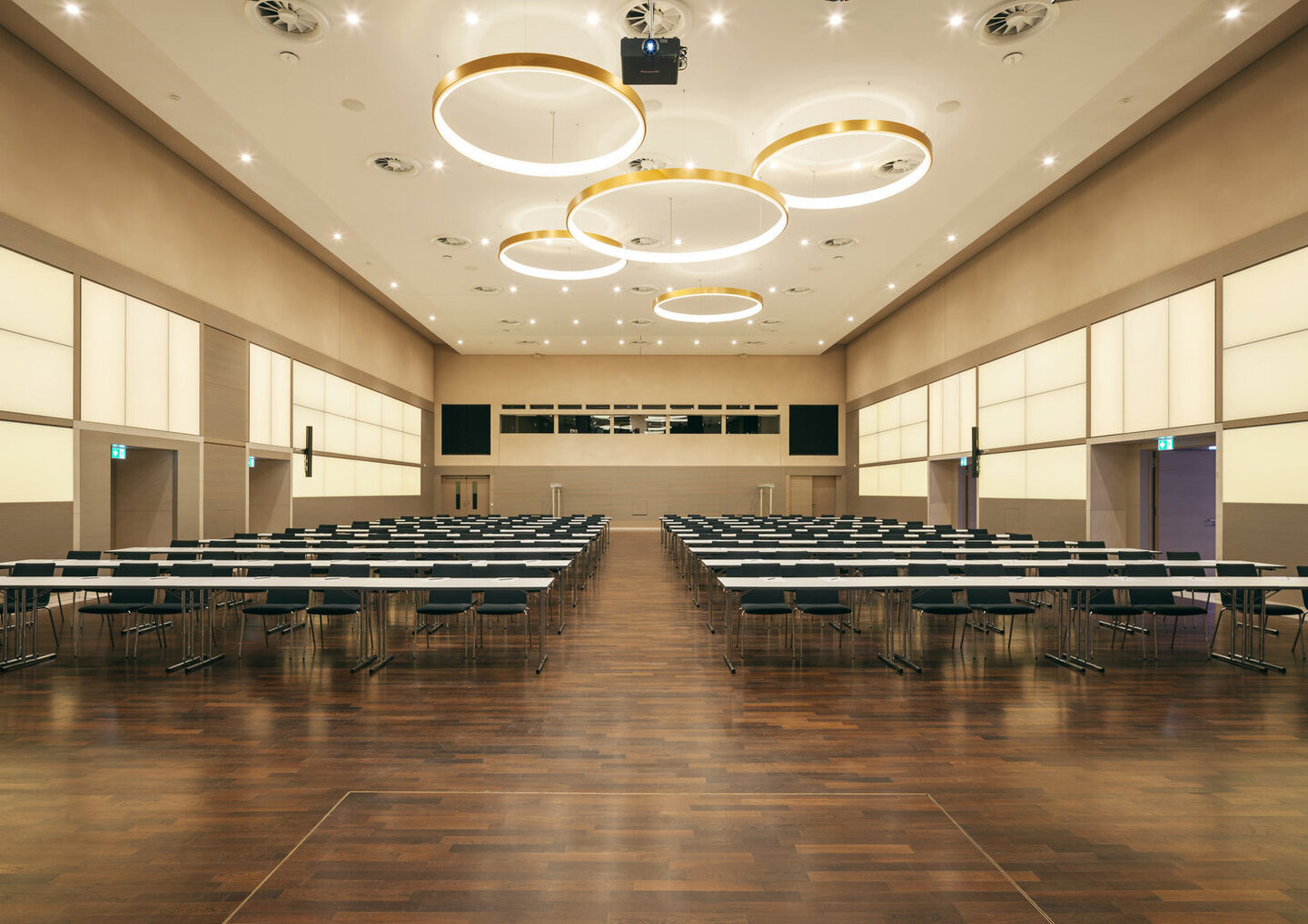 Die Kongress Dortmund GmbH betreibt neben einem Hotel sowie dem Kongresszentrum Westfalenhallen auch Restaurants an den Westfalenhallen und anderen Orten in Dortmund.