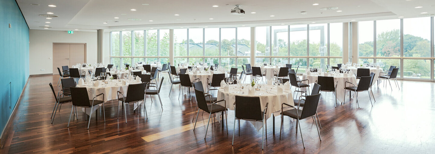 Kongresszentrum Dortmund, Saal 8, Galabestuhlung mit eingedeckte Tische