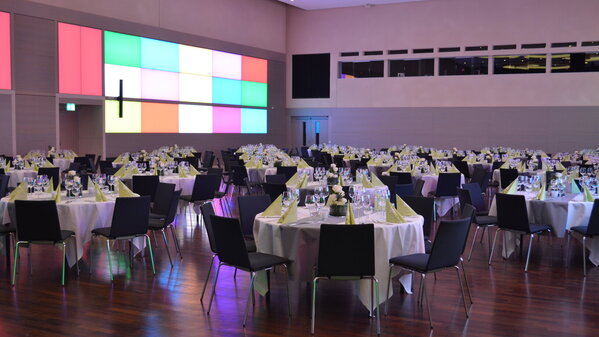 Vielseitige Events! Flexibel gestaltbare Räume, moderne Ausstattung und optimale Erreichbarkeit für Konferenzen, Tagungen, Galas und mehr.